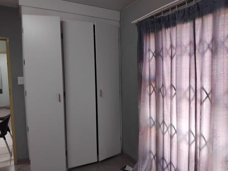 To Let 2 Bedroom Property for Rent in Kannoniers Park North West